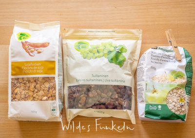 Sojaflocken, Sultaninen und Haferflocken für das Fett-Futter für die Vögel